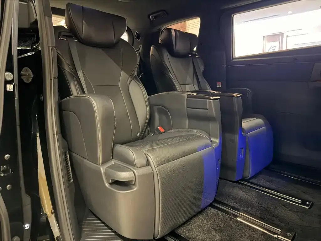Toyota Alphard — фото 9