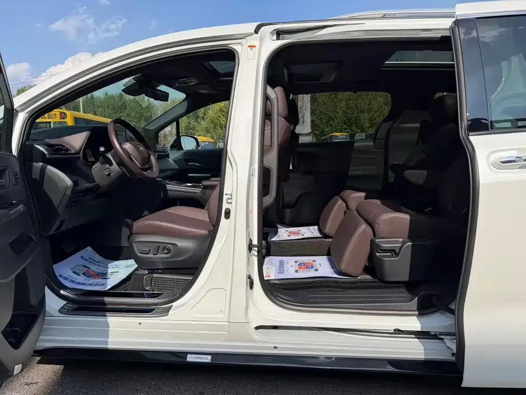 Toyota Granvia — фото 7