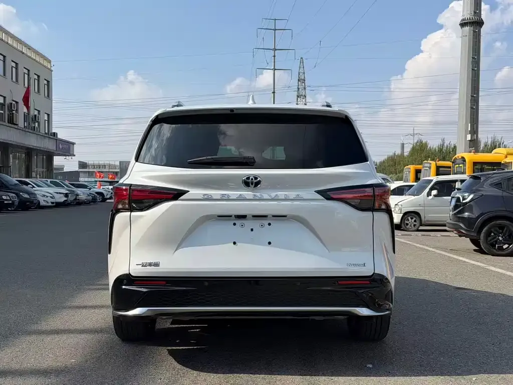 Toyota Granvia — фото 3