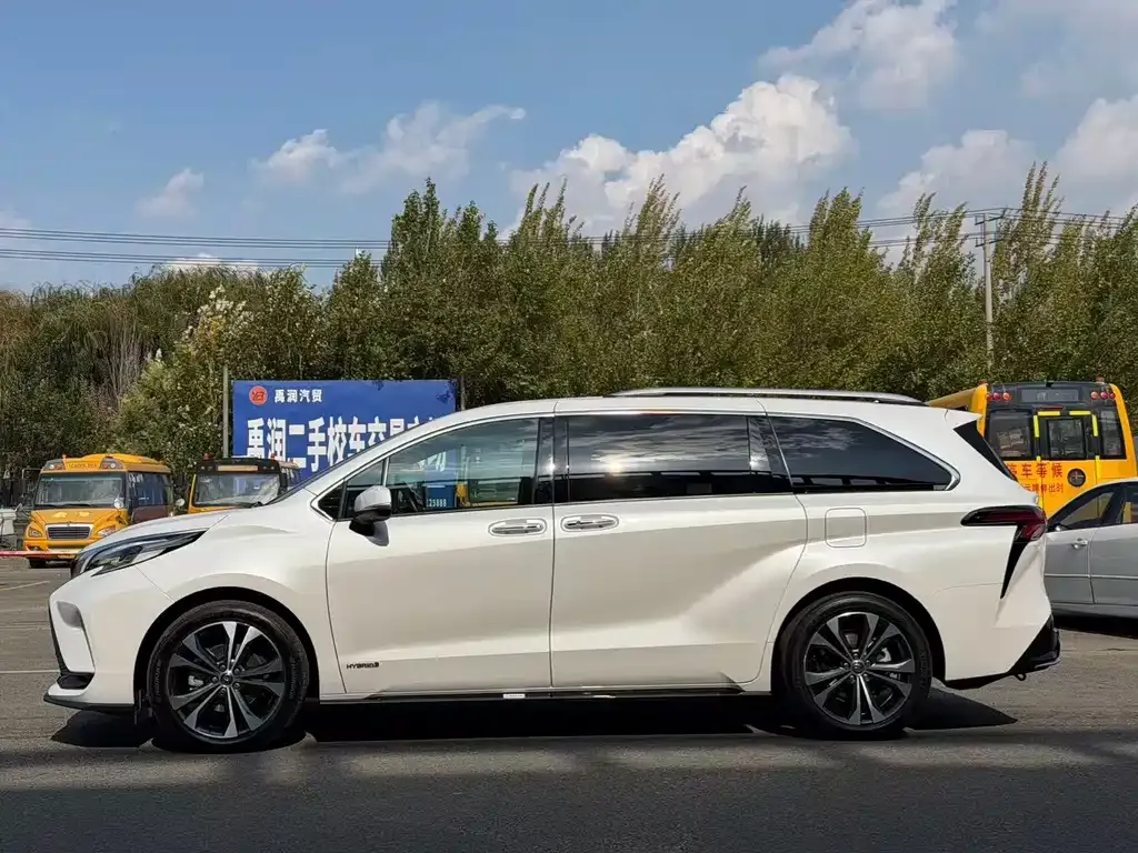 Toyota Granvia — фото 2