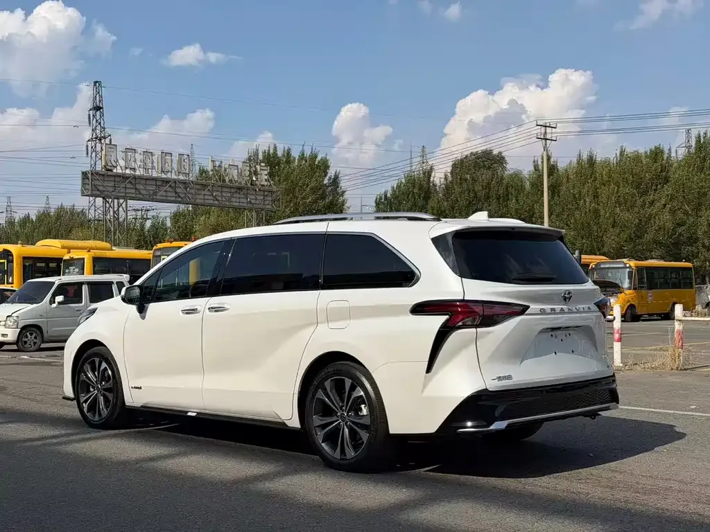 Toyota Granvia — фото 9