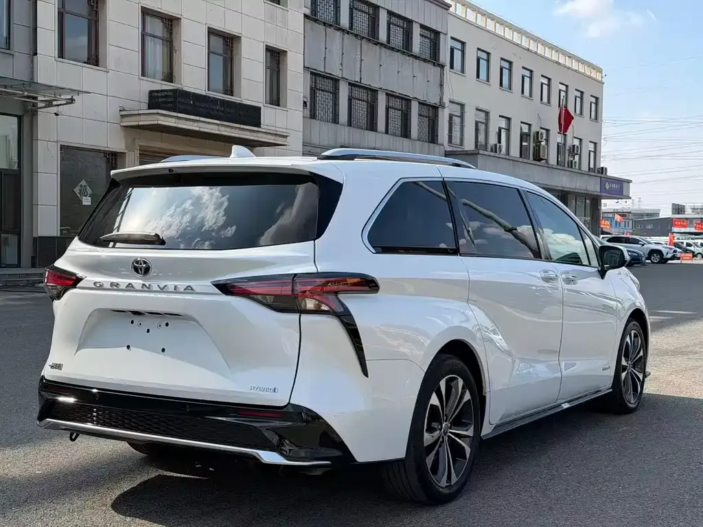 Toyota Granvia — фото 10