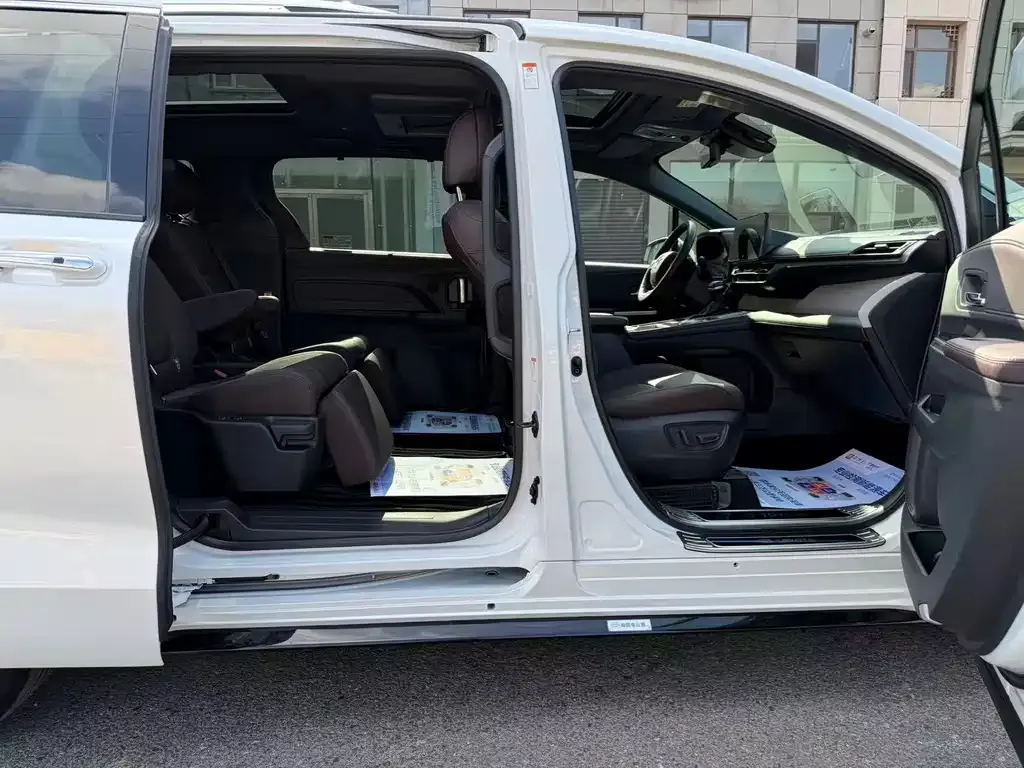 Toyota Granvia — фото 5