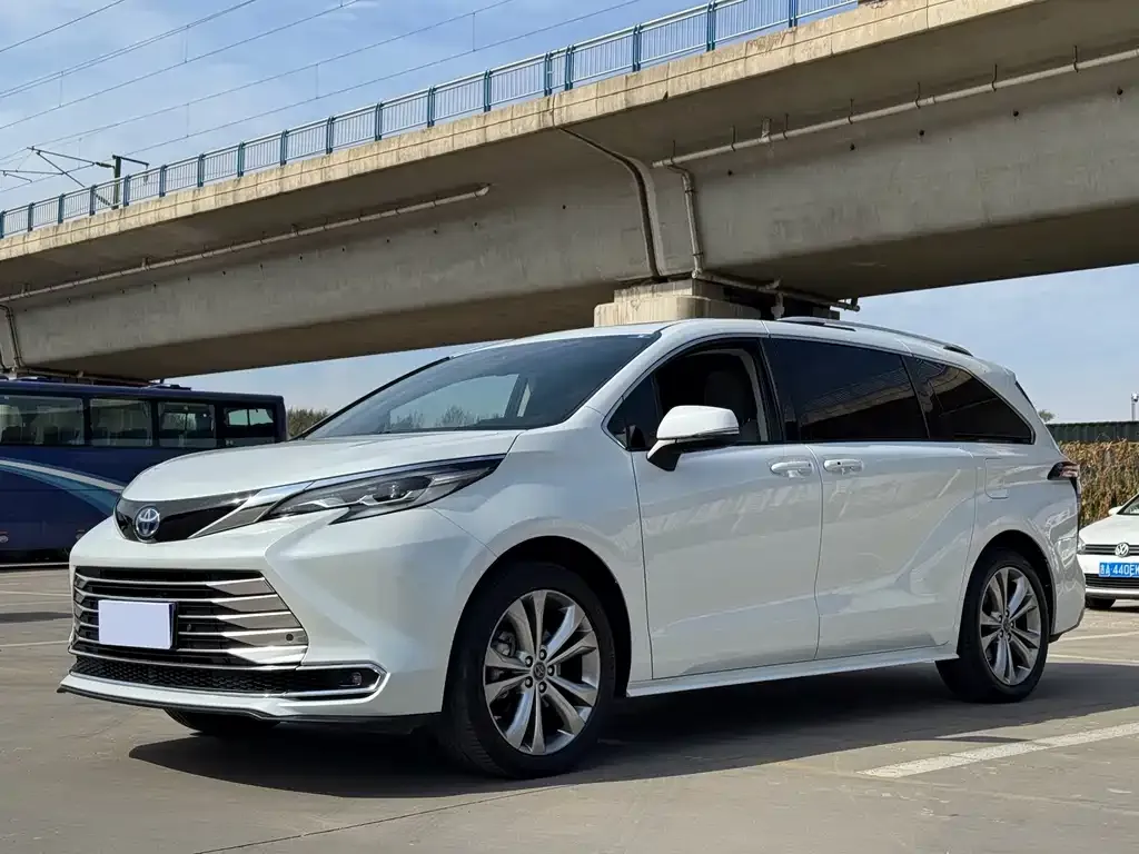 Toyota Sienna — фото 1
