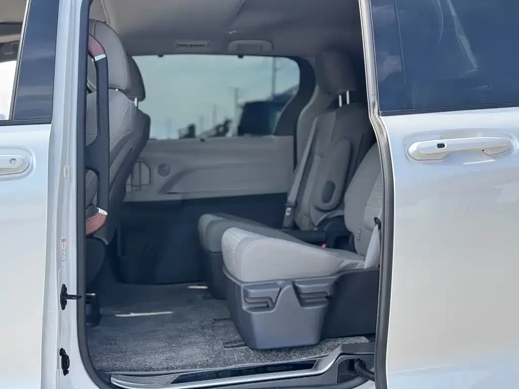 Toyota Sienna — фото 2