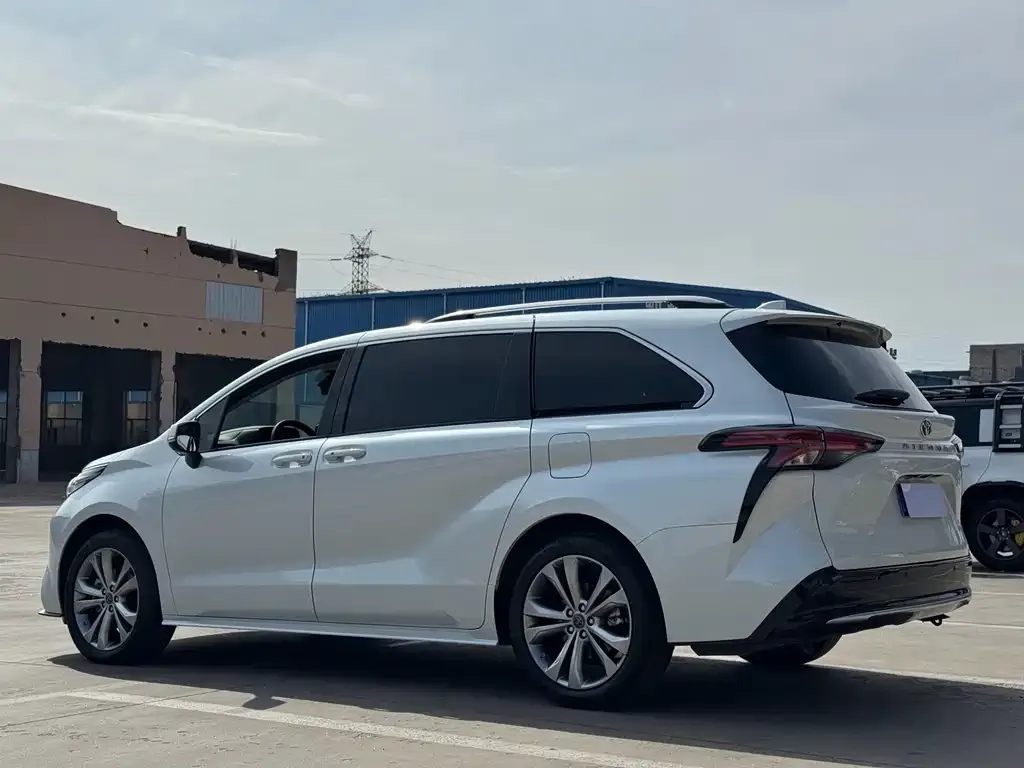 Toyota Sienna — фото 5