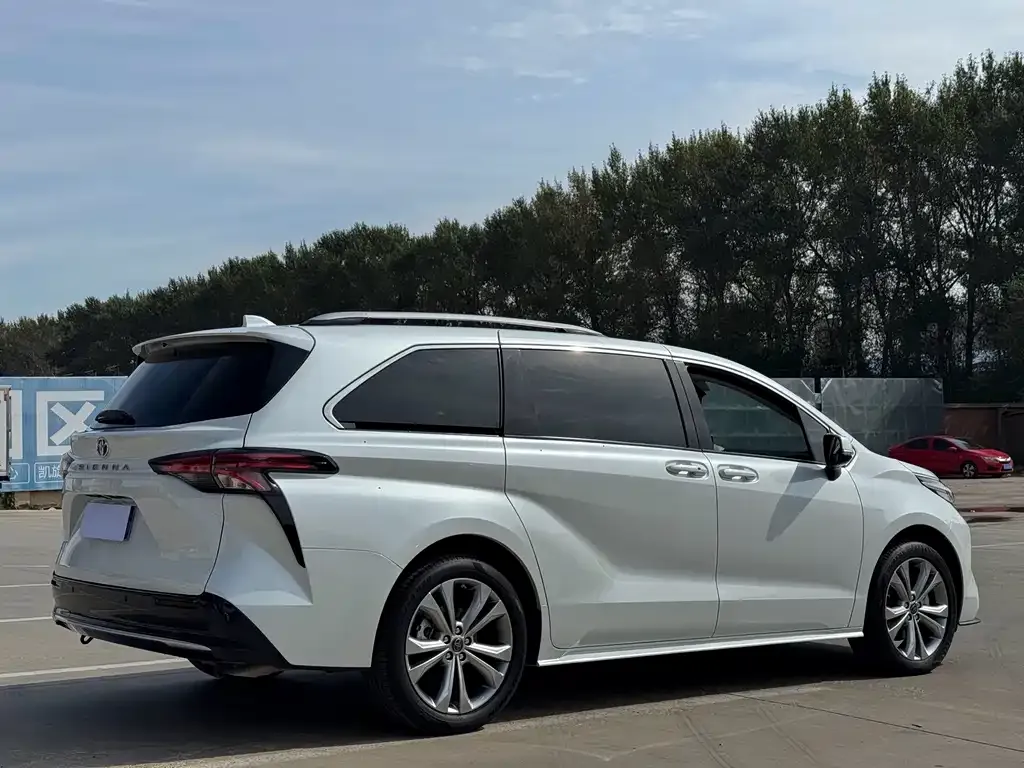 Toyota Sienna — фото 9