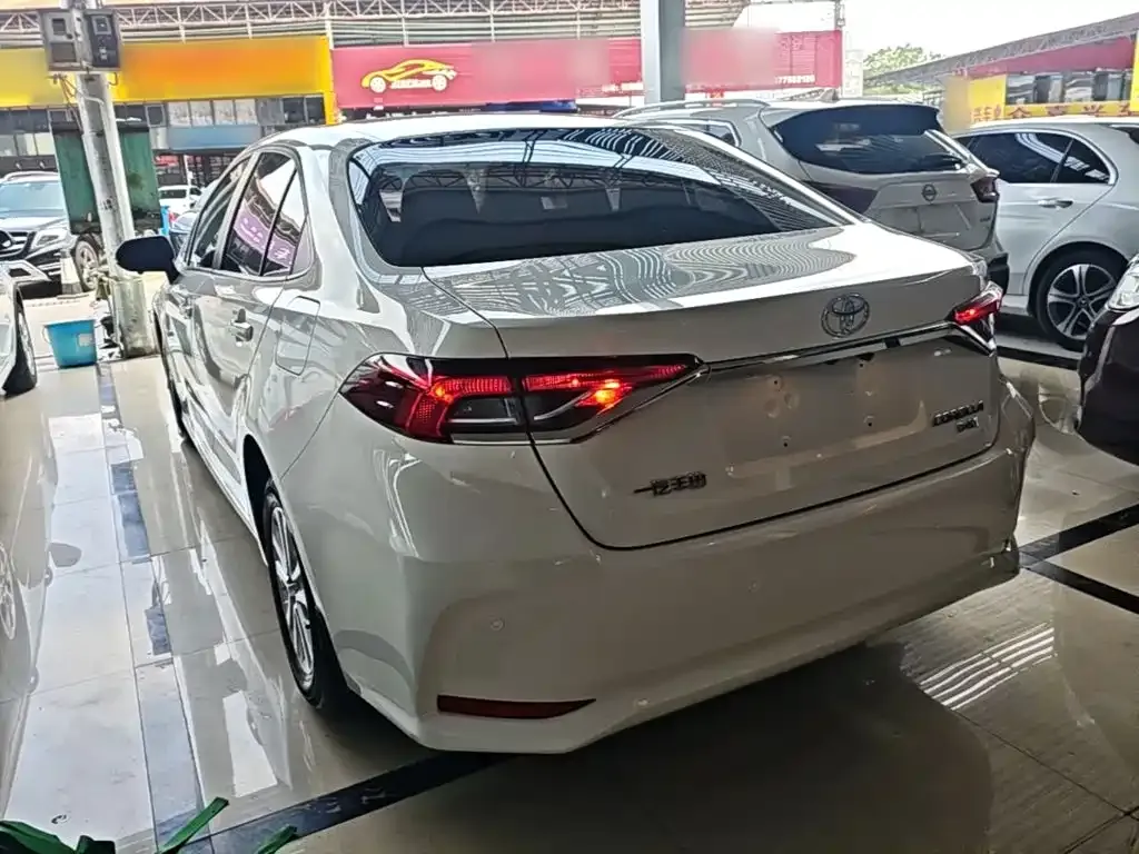 Toyota Corolla — фото 10
