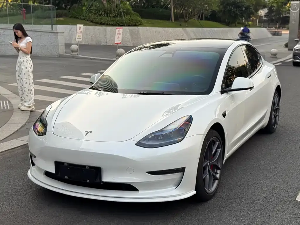Tesla Model 3 — фото 1
