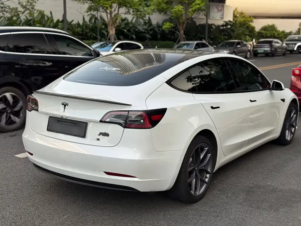 Tesla Model 3 — фото 3