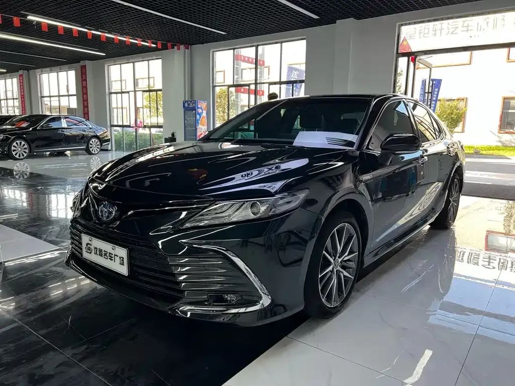 Toyota Camry — фото 1