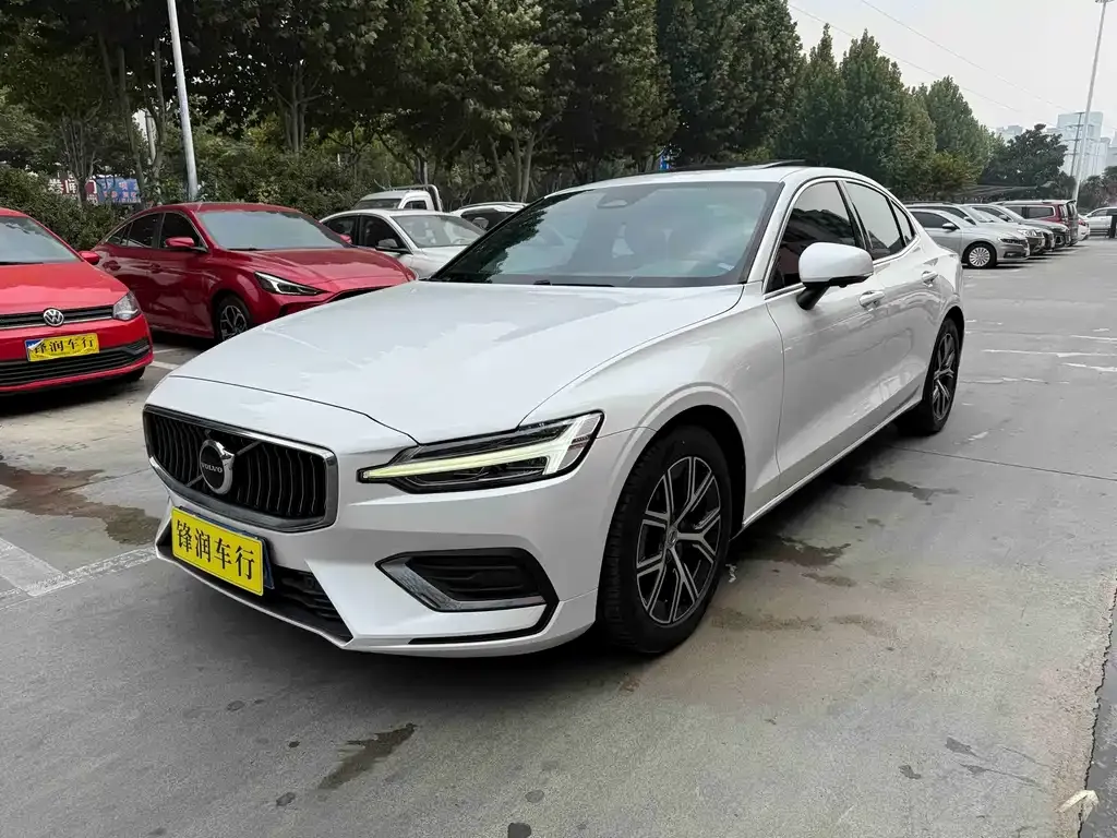 Volvo S60 — фото 1