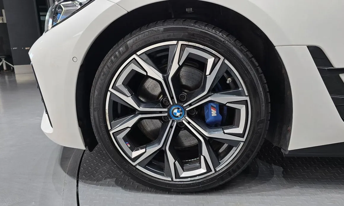 BMW i4 — фото 9