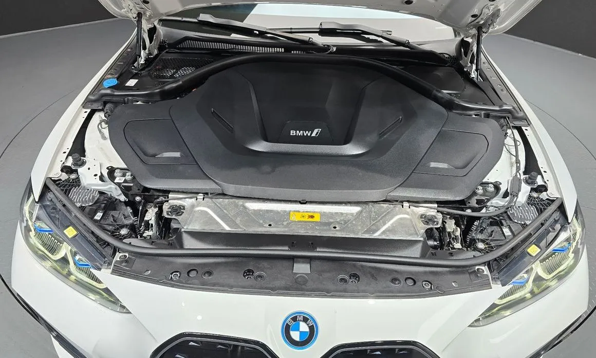 BMW i4 — фото 8