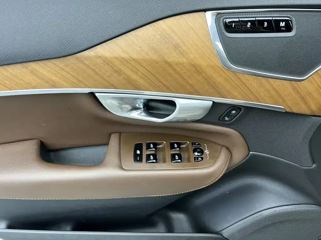Volvo XC90 — фото 10
