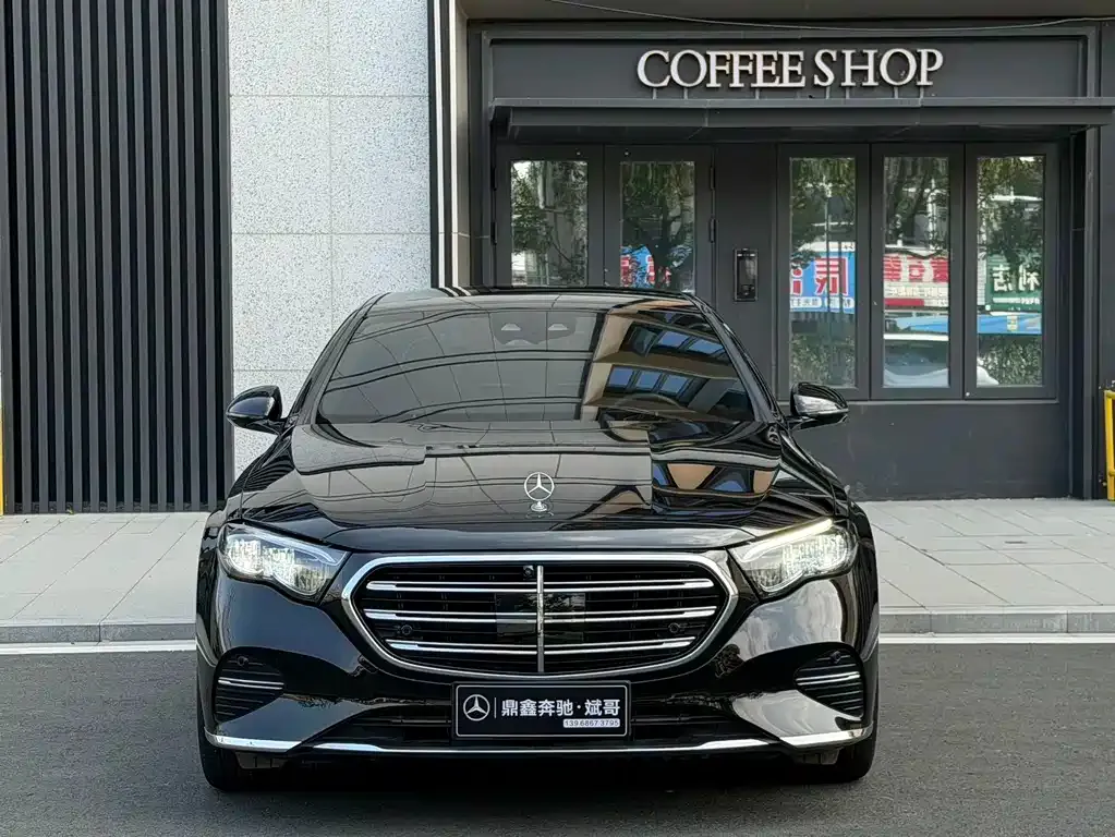 Mercedes-Benz E-Class — фото 1