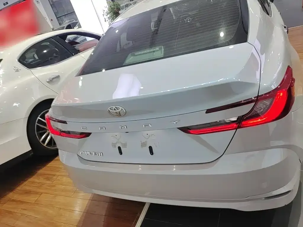 Toyota Camry — фото 1