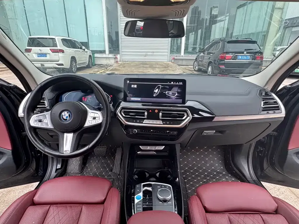 BMW iX3 — фото 10