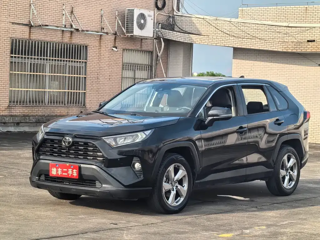 Toyota RAV4 — фото 1