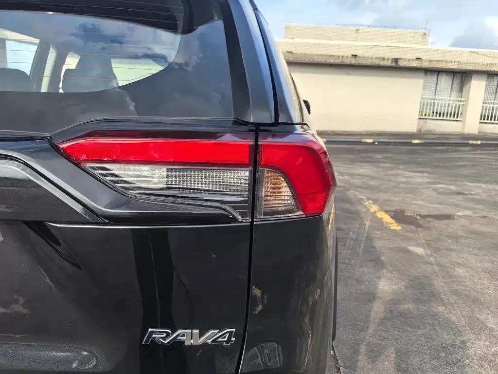 Toyota RAV4 — фото 7