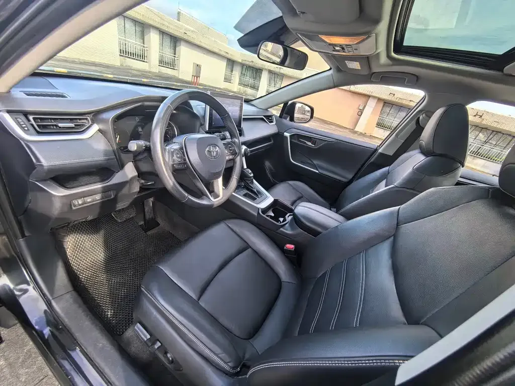 Toyota RAV4 — фото 8