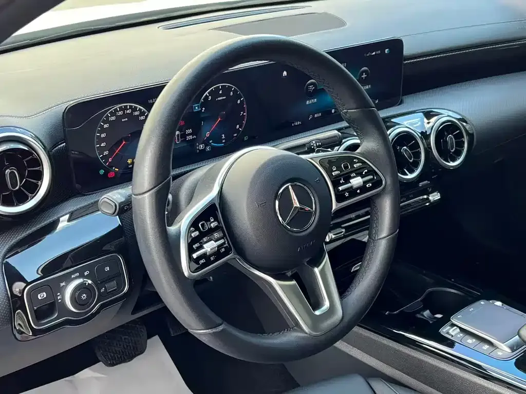 Mercedes-Benz A-Class — фото 8
