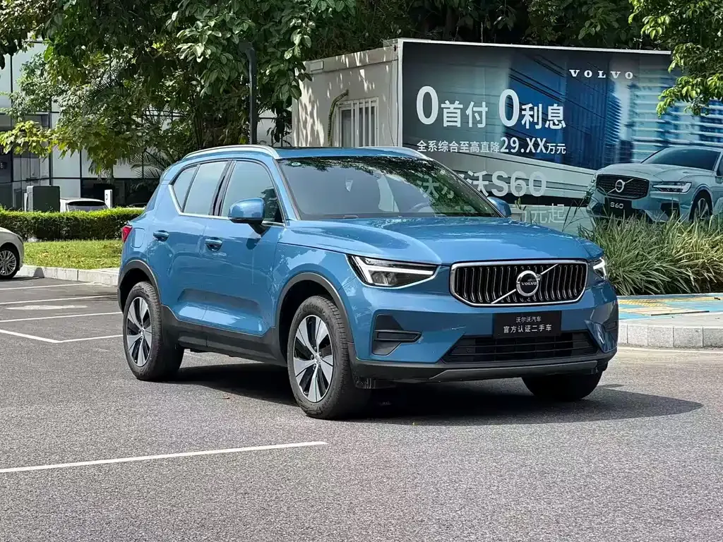 Volvo XC40 — фото 8