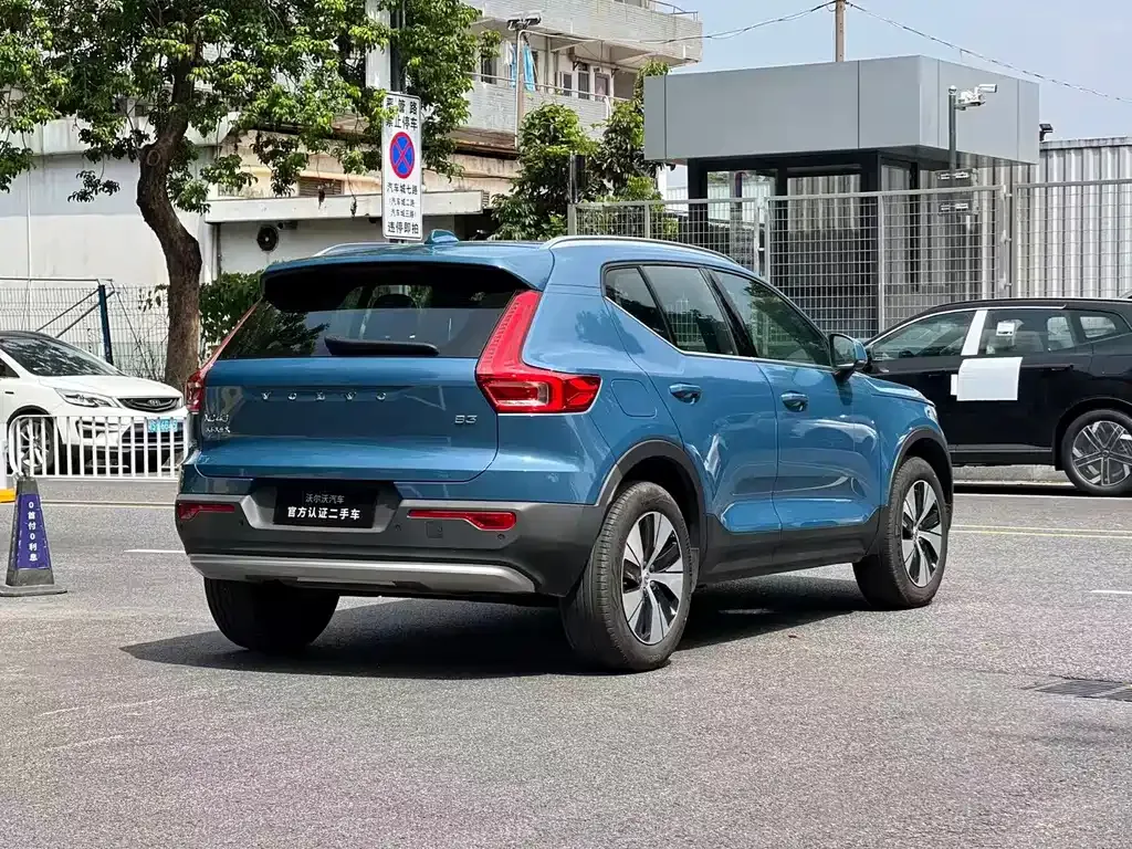 Volvo XC40 — фото 9