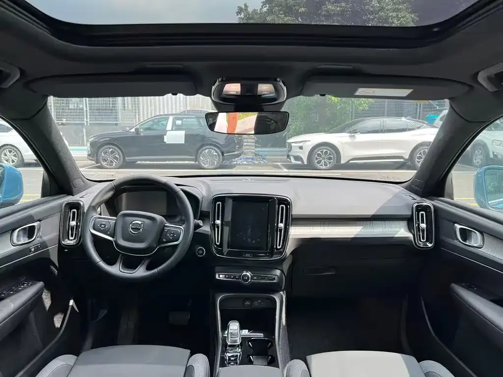 Volvo XC40 — фото 3
