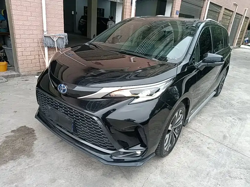 Toyota Granvia — фото 1