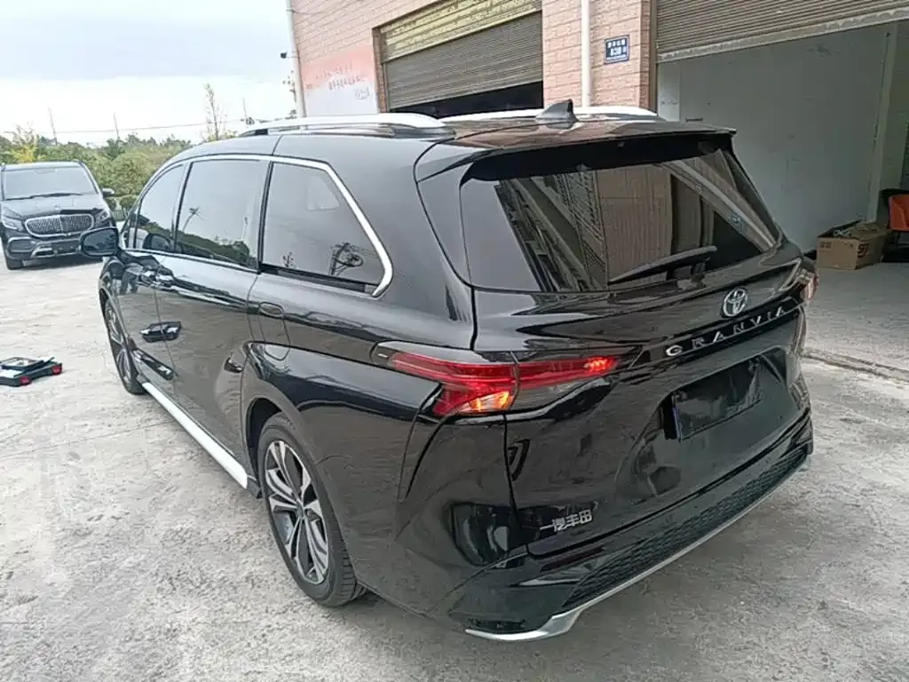 Toyota Granvia — фото 4