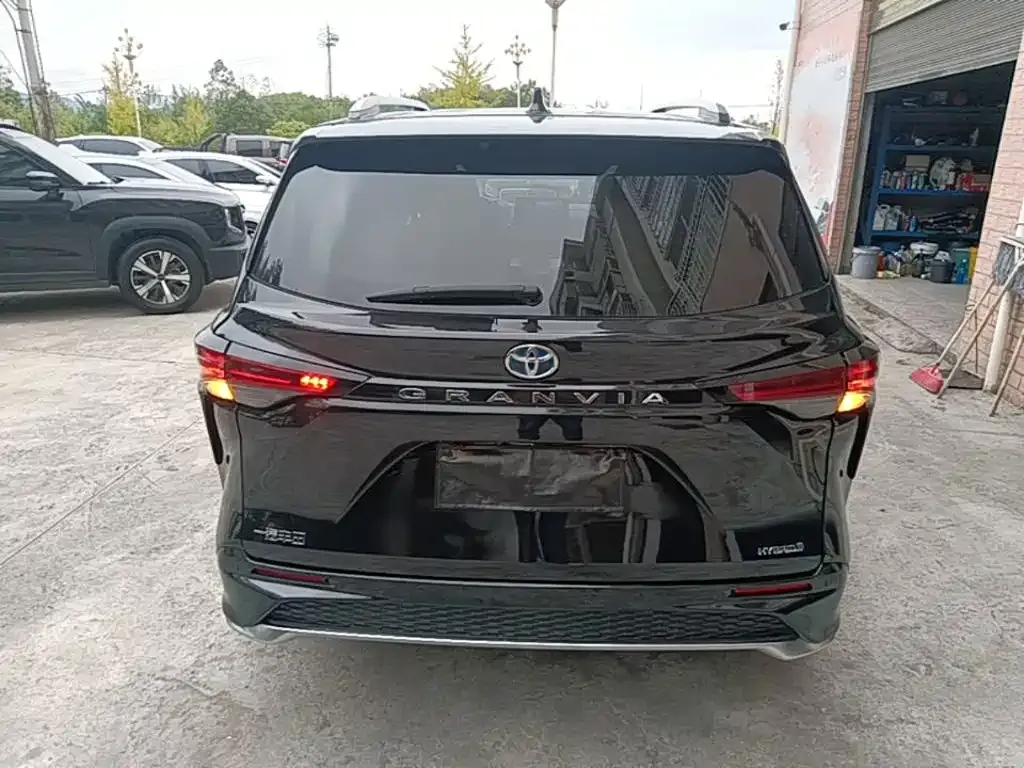 Toyota Granvia — фото 9