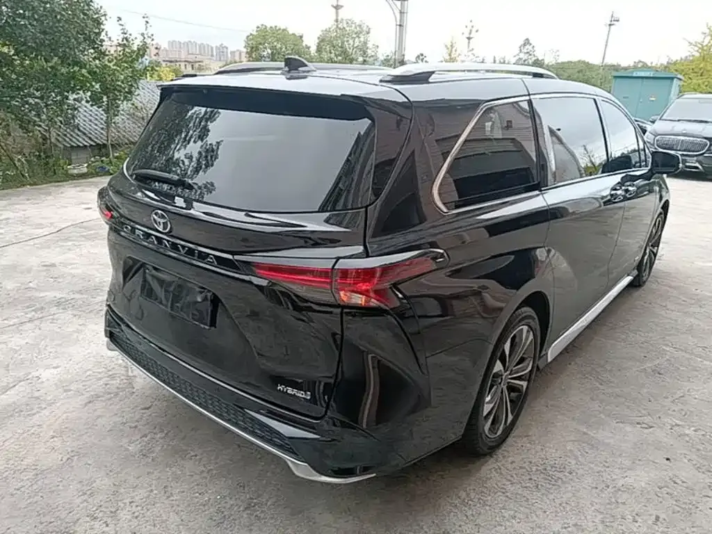 Toyota Granvia — фото 2