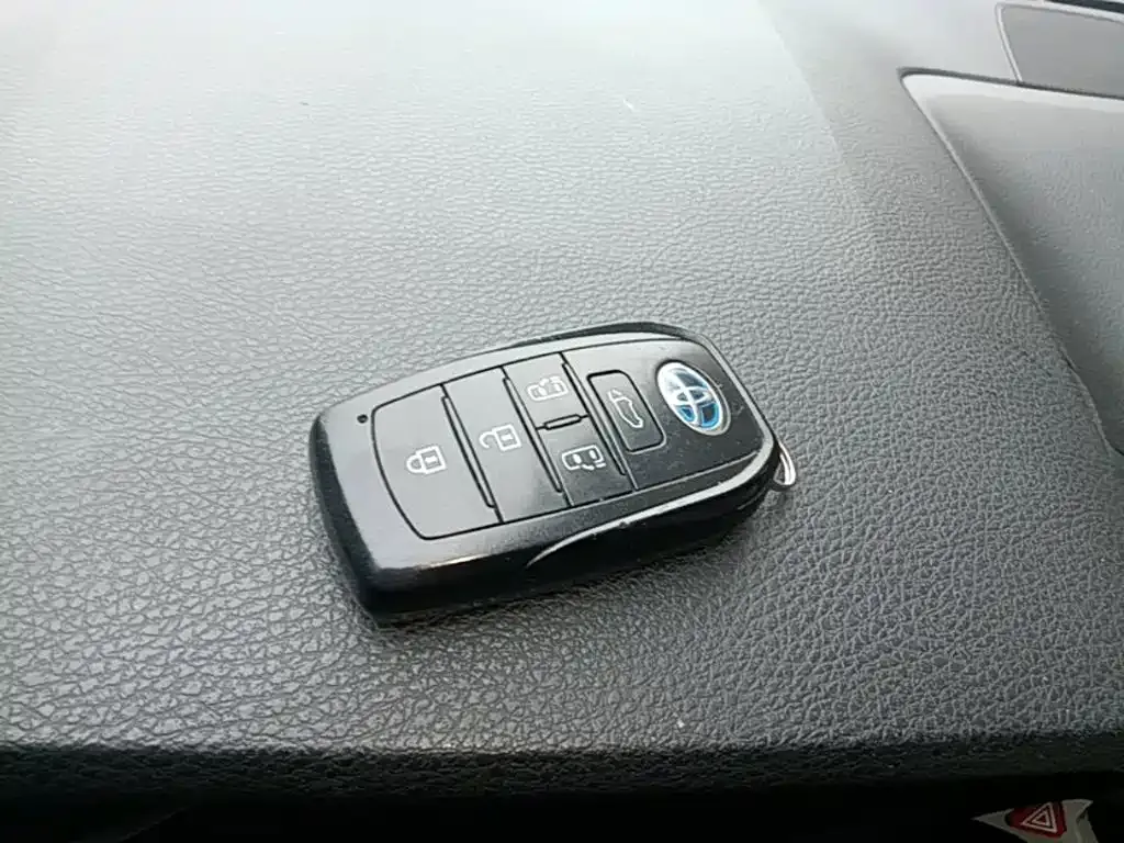 Toyota Granvia — фото 8