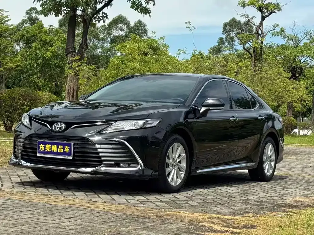 Toyota Camry — фото 1