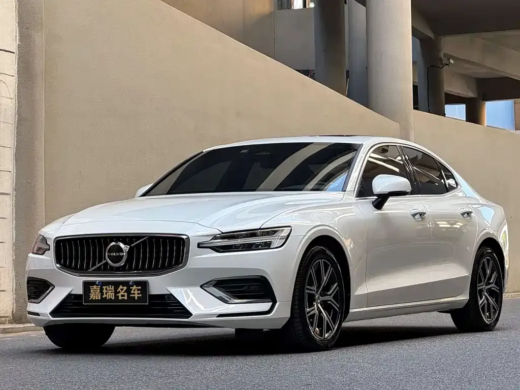 Volvo S60 — фото 1