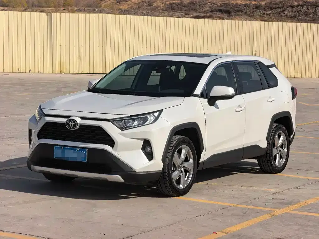 Toyota RAV4 — фото 1