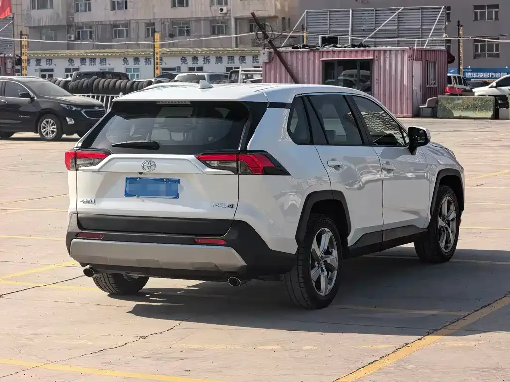 Toyota RAV4 — фото 5