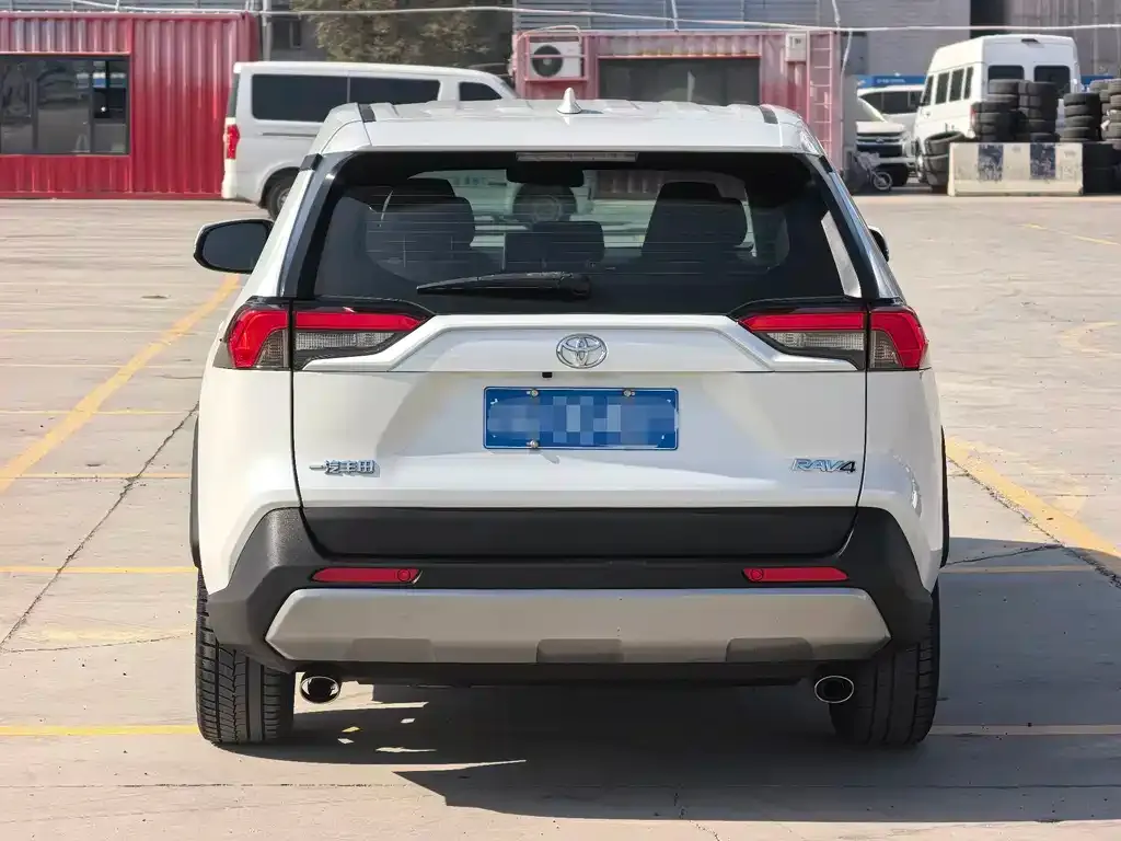 Toyota RAV4 — фото 6