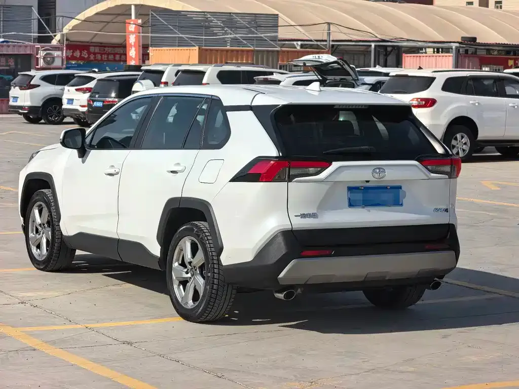 Toyota RAV4 — фото 9