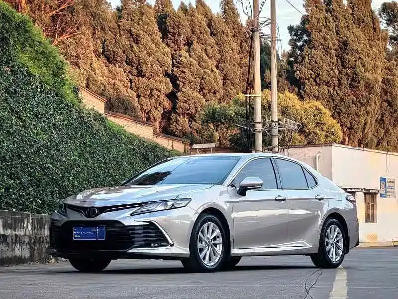 Toyota Camry — фото 1