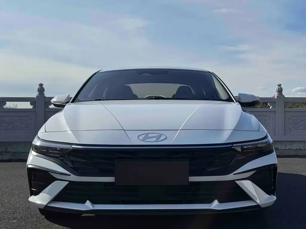 Hyundai Elantra — фото 2