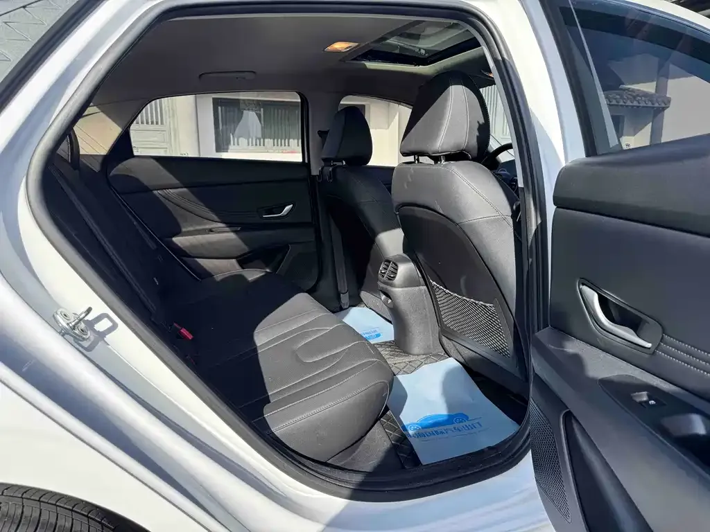Hyundai Elantra — фото 3