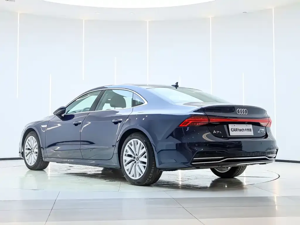 Audi A7L — фото 1