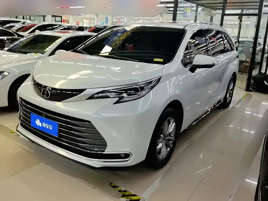Toyota Sienna — фото 1