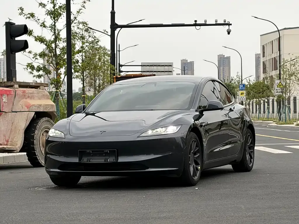 Tesla Model 3 — фото 1
