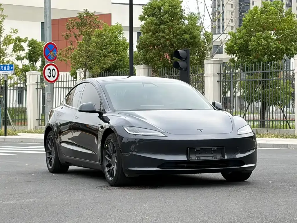 Tesla Model 3 — фото 4