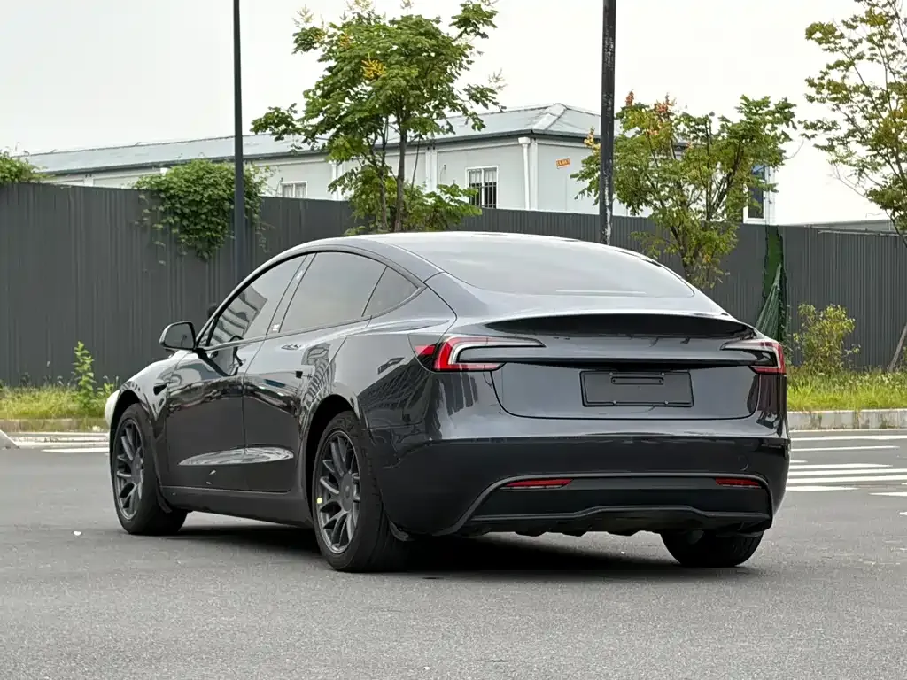 Tesla Model 3 — фото 7
