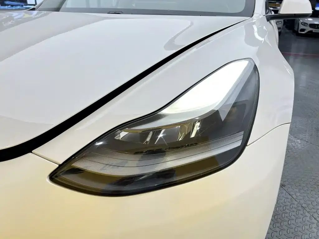 Tesla Model 3 — фото 3