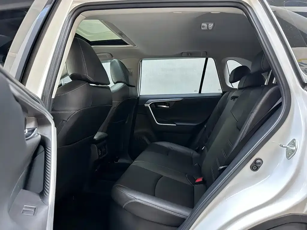 Toyota RAV4 — фото 4
